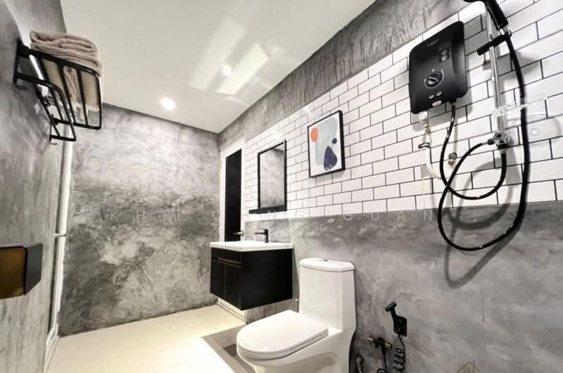 Semi-Detached House for Sale in Taman Yarl (Jalan Klang Lama (Old Klang Road)) - Kho Chng Guan - Bathroom - PropertyGuru.com.my