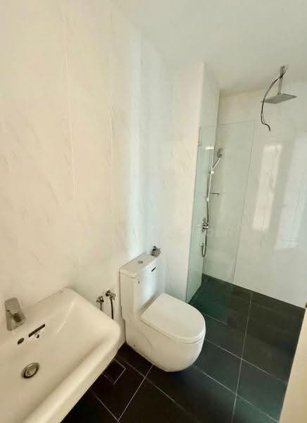 Kediaman Servis untuk Disewa di Reizz Residence - Calvin Poh - Bathroom - PropertyGuru.com.my