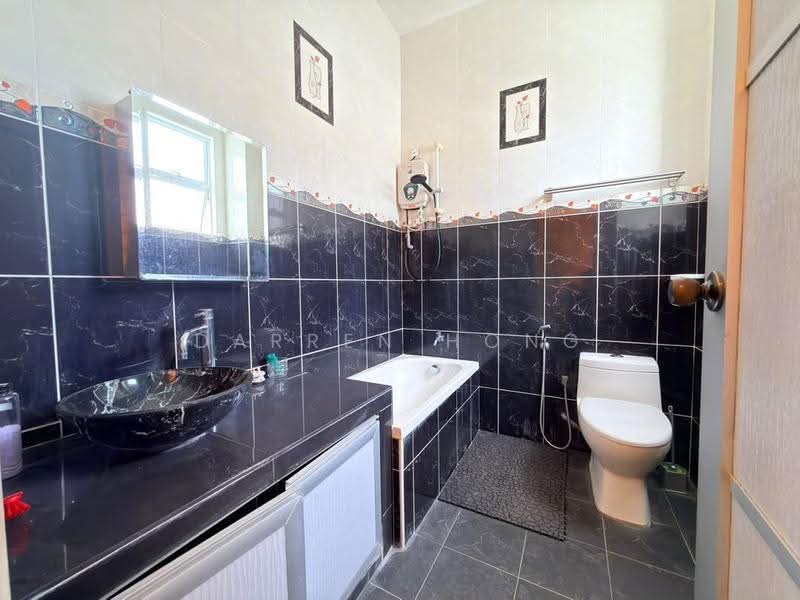 Rumah Berkembar untuk Dijual di Taman Perling (Perling) - Darren Hong - Bathroom - PropertyGuru.com.my