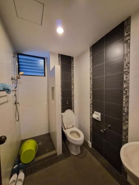 Condominium for Sale at Marina Tower (Ratu Mutiara) - Lilly . - Bathroom - PropertyGuru.com.my