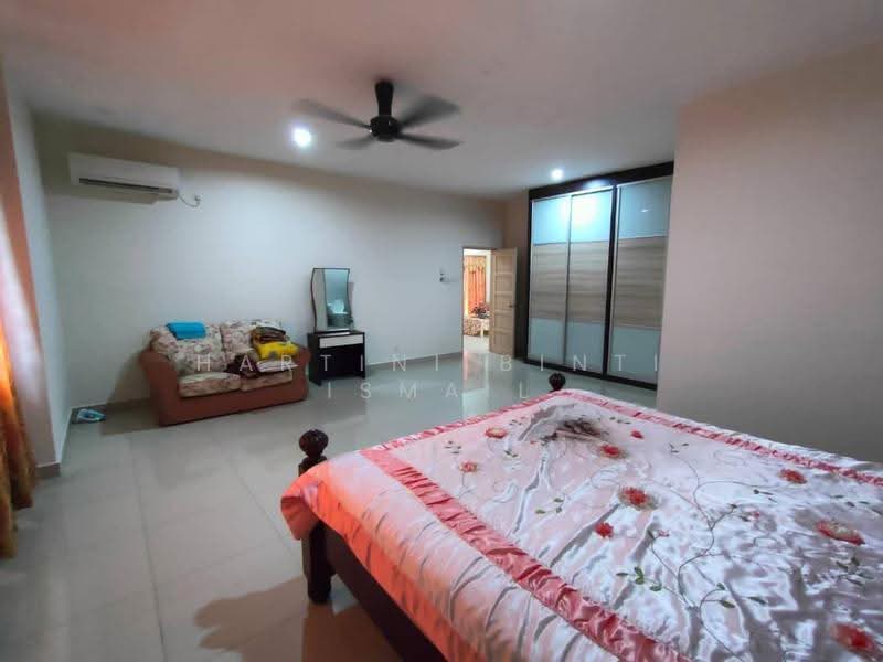 Bungalow House for Sale in Bandar Penawar (Kota Tinggi) - Hartini Binti Ismail - Bedroom - PropertyGuru.com.my