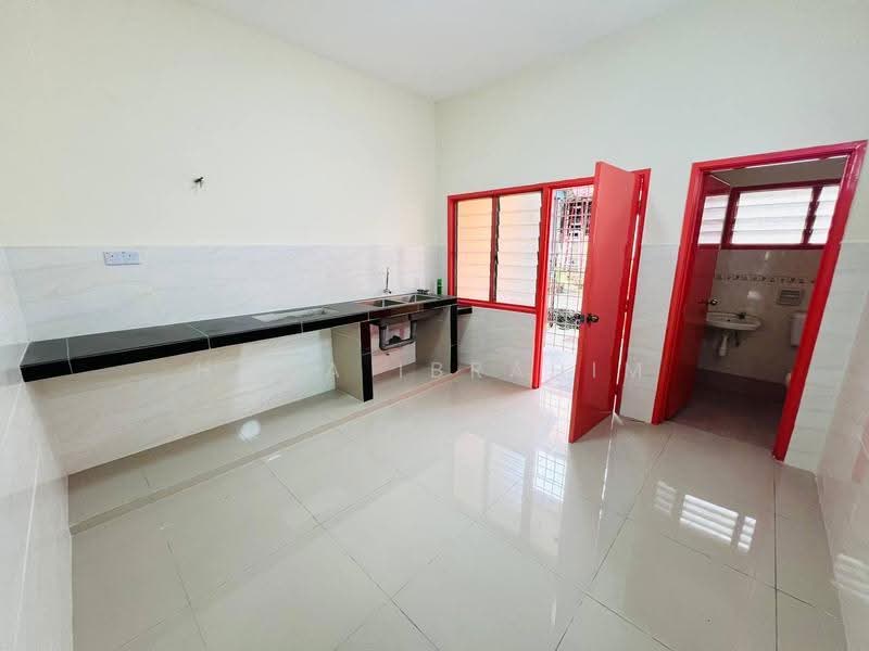 Rumah Teres 2-Tingkat untuk Dijual di Taman Pelangi Semenyih (Semenyih) - Hawa Ibrahim - Kitchen - PropertyGuru.com.my