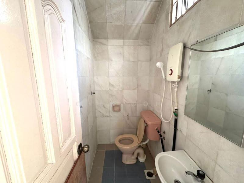 Bungalow House untuk Disewa di Taman Free School (Jelutong) - Qyan Goh - Bathroom - PropertyGuru.com.my