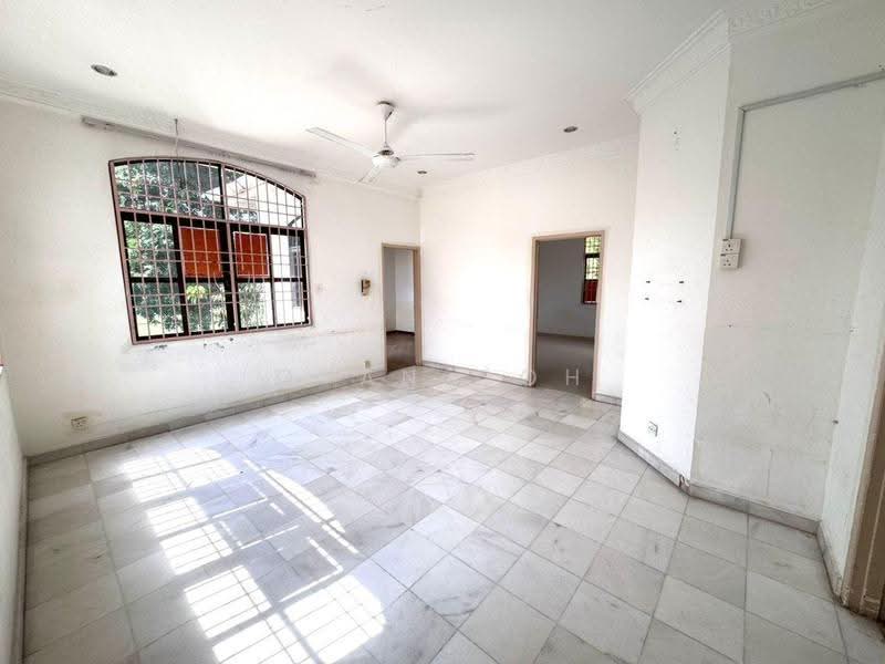 Bungalow House untuk Disewa di Taman Free School (Jelutong) - Qyan Goh - Living Room - PropertyGuru.com.my