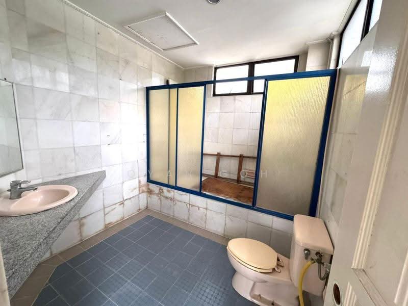Bungalow House untuk Disewa di Taman Free School (Jelutong) - Qyan Goh - Bathroom - PropertyGuru.com.my