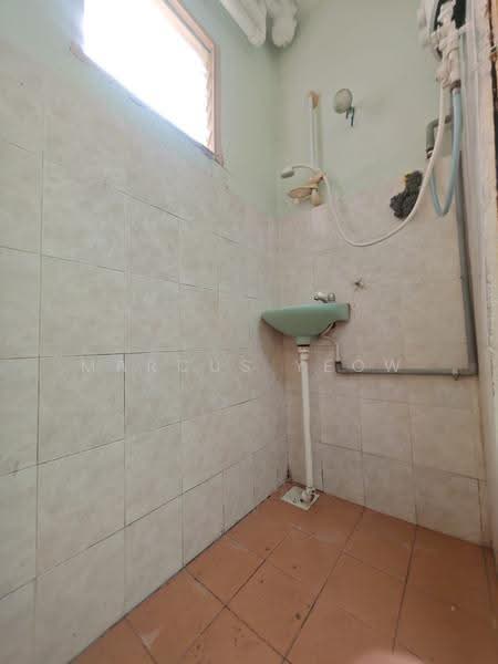 Flat for Sale at Dahlia - Marcus Yeow - Bathroom - PropertyGuru.com.my