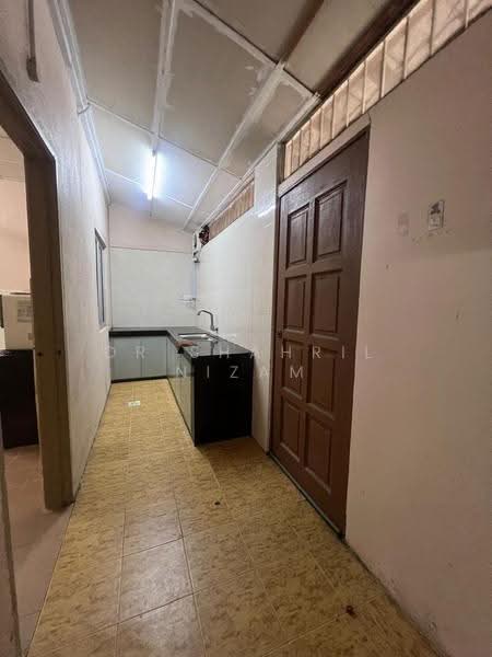 1-storey Terraced House for Sale in Seksyen 29 (Shah Alam) - Dr Shahril Nizam - Kitchen - PropertyGuru.com.my