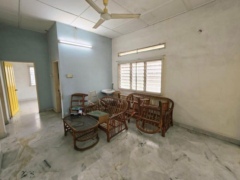 Bungalow House untuk Dijual di Taman Sppk (Ipoh) - Lee Muzi - Living Room - PropertyGuru.com.my