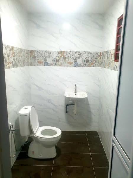 2-storey Terraced House for Rent in Serdang Raya (Seri Kembangan) - Shafiq Muttalib - Bathroom - PropertyGuru.com.my