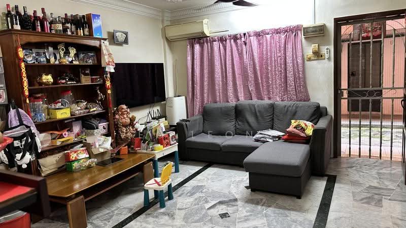 Rumah Flat untuk Dijual di Flat Taman Dagang - Veo Leong - Living Room - PropertyGuru.com.my