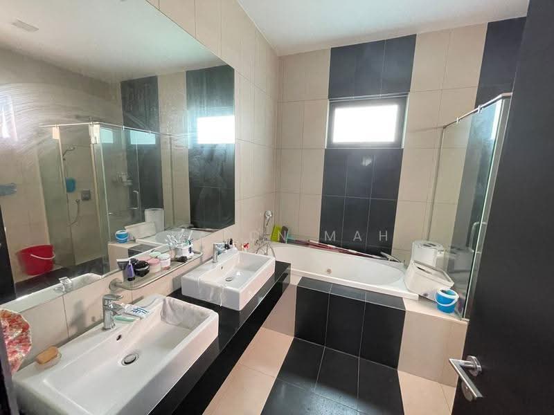 Bungalow House for Sale in Bandar Putra Permai (Seri Kembangan) - Sharon Mah - Bathroom - PropertyGuru.com.my