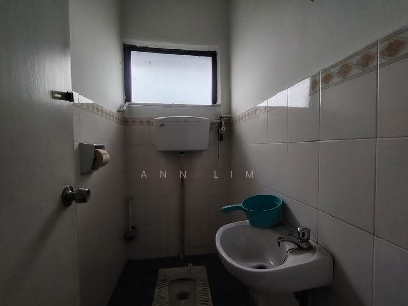 Shop / Office for Rent in Taman Pandan Malim (Balai Panjang) - Ann Lim - Bathroom - PropertyGuru.com.my