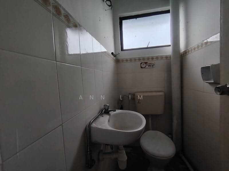 Shop / Office for Rent in Taman Pandan Malim (Balai Panjang) - Ann Lim - Bathroom - PropertyGuru.com.my