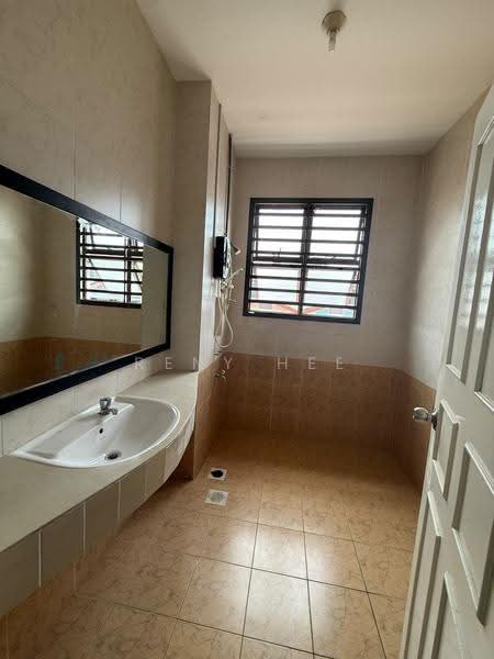 Cluster House for Rent in Taman Mount Austin (Tebrau) - Reny Hee - Bathroom - PropertyGuru.com.my
