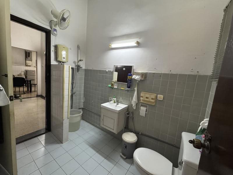 Bungalow House for Sale in Seksyen 16 (Petaling Jaya) - J. Paul - Bathroom - PropertyGuru.com.my