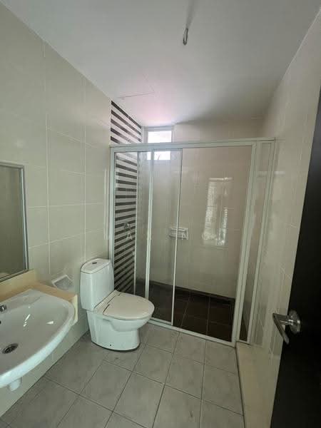 Kondominium untuk Dijual di The Brezza - Max Ng - Bathroom - PropertyGuru.com.my