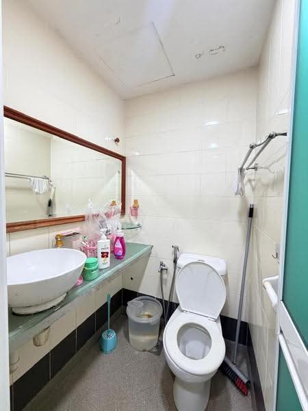 Kediaman Servis untuk Dijual di The Embassy (Bangunan Duta Impian) - Reny Hee - Bathroom - PropertyGuru.com.my