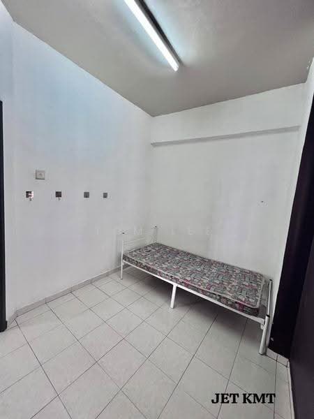 Kondominium untuk Dijual di Regency Condominium - Tom Lee - Bedroom - PropertyGuru.com.my