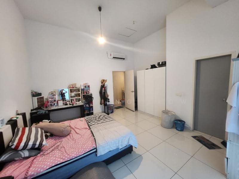 Rumah Teres 2-Tingkat untuk Dijual di Setia Eco Gardens (Gelang Patah) - Tien Ming Yeow - Master Bedroom with big balcony - PropertyGuru.com.my