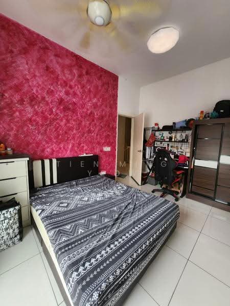 Rumah Teres 2-Tingkat untuk Dijual di Setia Eco Gardens (Gelang Patah) - Tien Ming Yeow - Bedroom 1 with small balcony - PropertyGuru.com.my