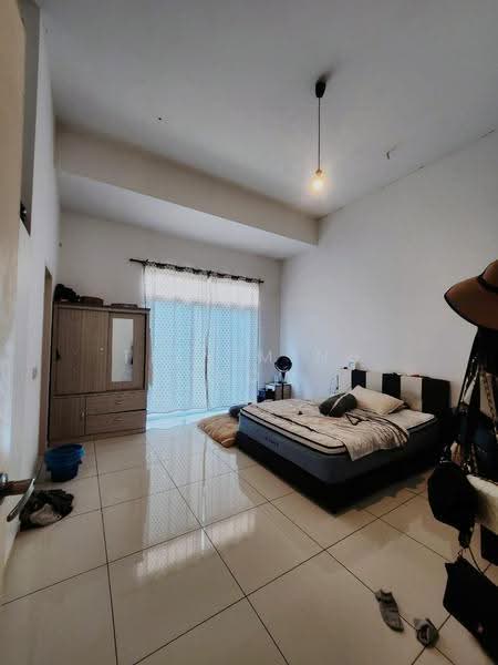 Rumah Teres 2-Tingkat untuk Dijual di Setia Eco Gardens (Gelang Patah) - Tien Ming Yeow - Master Bedroom with big balcony - PropertyGuru.com.my