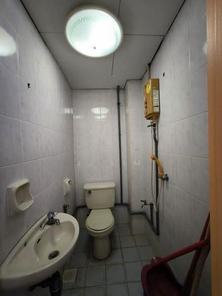 Kondominium untuk Dijual di Jasmine Towers - J. Lim - Bathroom - PropertyGuru.com.my