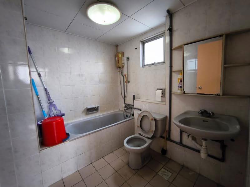 Kondominium untuk Dijual di Jasmine Towers - J. Lim - Bathroom - PropertyGuru.com.my