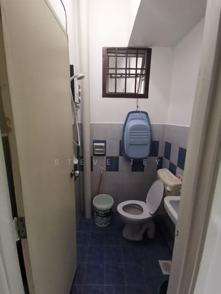 Pangsapuri untuk Dijual di Nusa Bestari Shoplot Apartment - Steve Tey - Bathroom - PropertyGuru.com.my