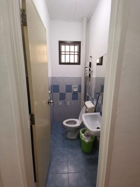 Pangsapuri untuk Dijual di Nusa Bestari Shoplot Apartment - Steve Tey - Bathroom - PropertyGuru.com.my