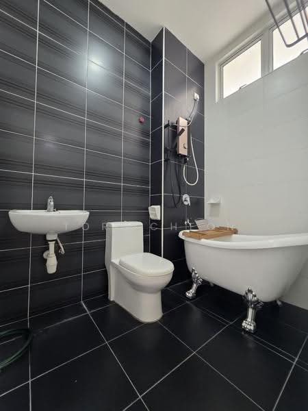 2-storey Terraced House for Sale in Taman Mount Austin (Tebrau) - Tori Cheon - Bathroom - PropertyGuru.com.my