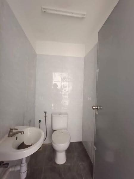 Semi-D Factory for Rent in Taman Perindustrian Desa Plentong (Masai) - Max Loh - Bathroom - PropertyGuru.com.my