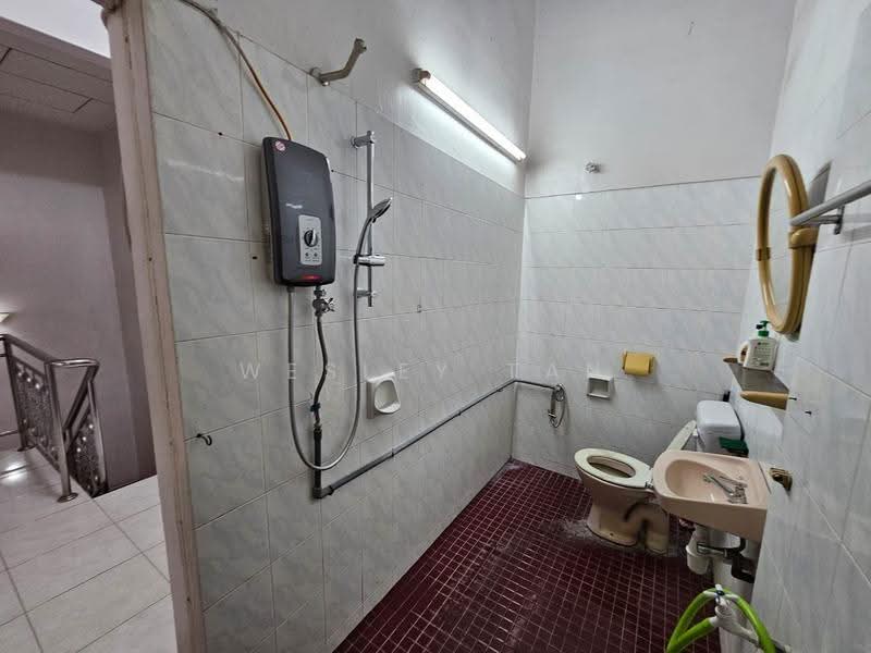 Rumah Teres 2-Tingkat untuk Disewa di Taman Bertam Jaya (Cheng) - Wesley Tan - Bathroom - PropertyGuru.com.my