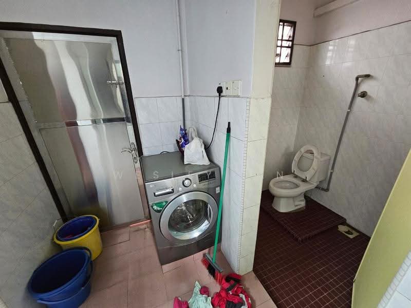 Rumah Teres 2-Tingkat untuk Disewa di Taman Bertam Jaya (Cheng) - Wesley Tan - Bathroom - PropertyGuru.com.my
