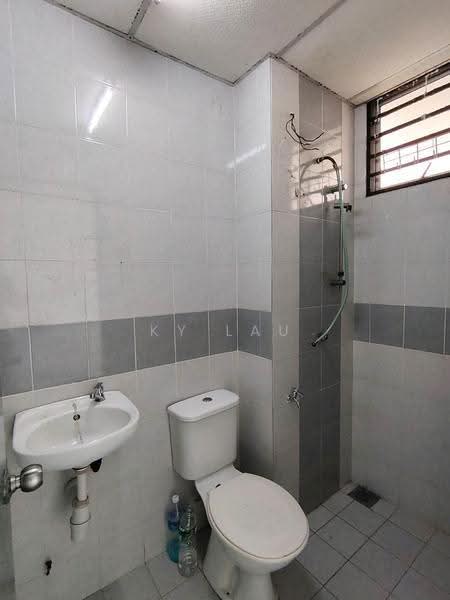 Pangsapuri untuk Disewa di 162 Residency - KY Lau - Bathroom - PropertyGuru.com.my