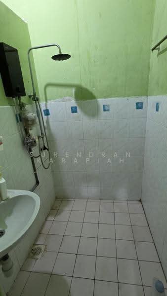 1-storey Terraced House for Sale in Taman Jaya Utama (Telok Panglima Garang) - Surendran Karapiah - Bathroom - PropertyGuru.com.my