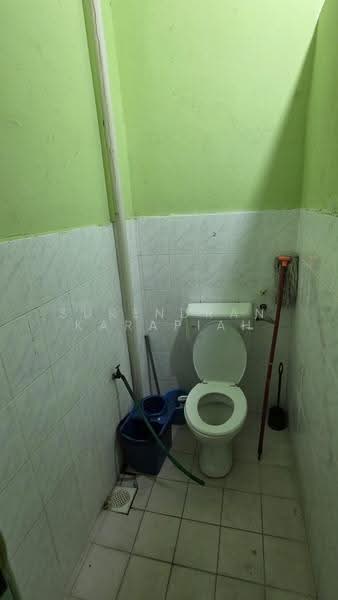 1-storey Terraced House for Sale in Taman Jaya Utama (Telok Panglima Garang) - Surendran Karapiah - Bathroom - PropertyGuru.com.my
