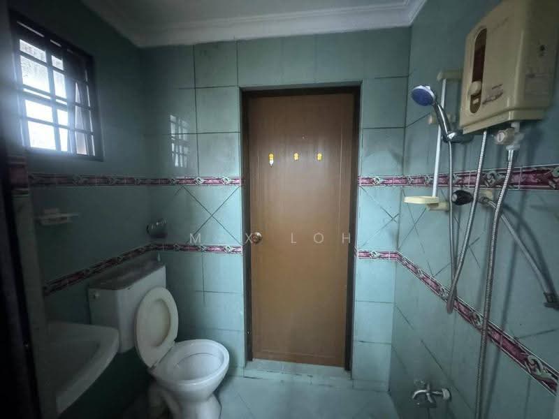 Rumah Teres 2-Tingkat untuk Dijual di Taman Molek (Johor Bahru) - Max Loh - Bathroom - PropertyGuru.com.my