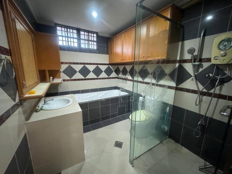 Rumah Teres 2-Tingkat untuk Dijual di Taman Molek (Johor Bahru) - Max Loh - Bathroom - PropertyGuru.com.my