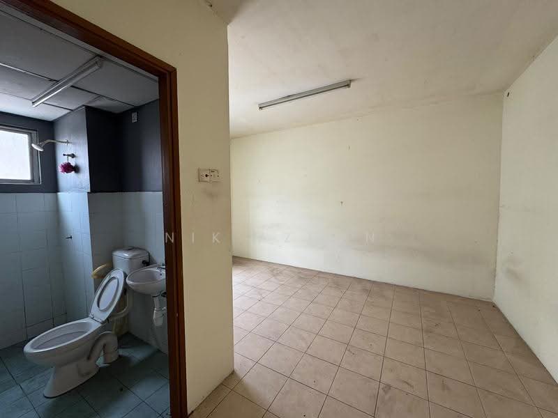 Apartment for Sale at Pusat Komersial Seksyen 7 - NIK AZWAN - Bathroom - PropertyGuru.com.my