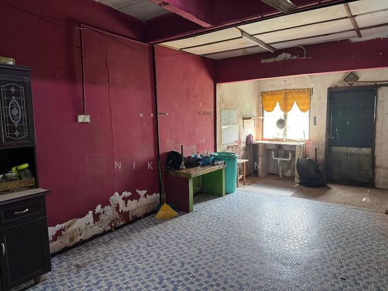 2-storey Terraced House for Sale in Taman Perindustrian Puchong Utama (Puchong) - NIK AZWAN - Kitchen - PropertyGuru.com.my