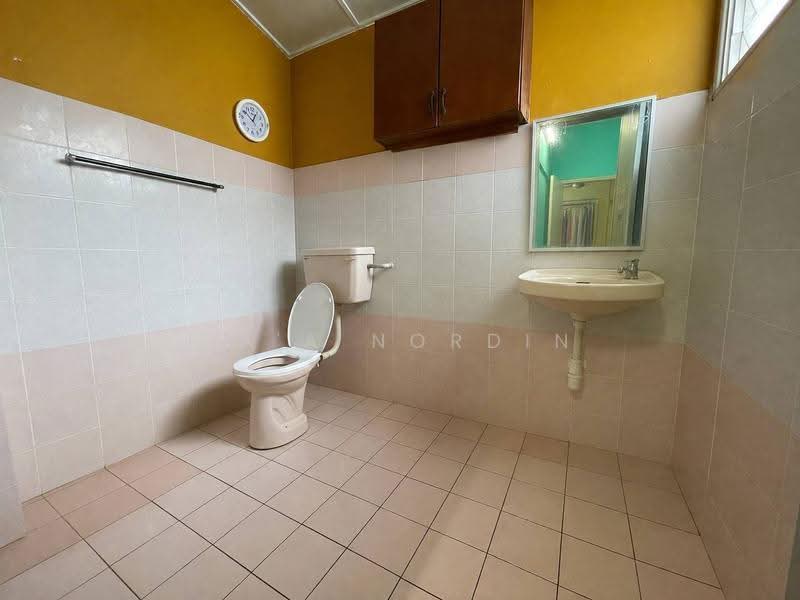 Rumah Teres 2-Tingkat untuk Dijual di Usj 9 (Subang Jaya) - Sa'a Nordin - Bathroom - PropertyGuru.com.my