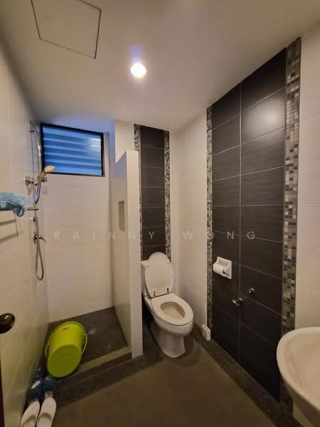 Kondominium untuk Dijual di Marina Tower (Ratu Mutiara) - Rainny Wong - Bathroom - PropertyGuru.com.my