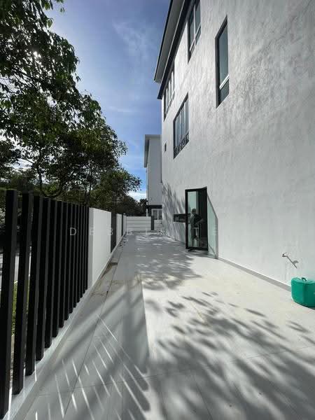 Bungalow House untuk Dijual di Taman Equine (Seri Kembangan) - Debbie Tey - Exterior - PropertyGuru.com.my
