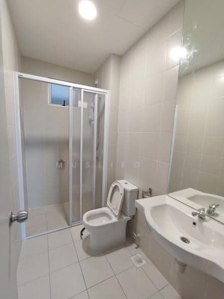 Kediaman Servis untuk Disewa di Meridin Bayvue Serviced Apartment - Muslieg . - Bathroom - PropertyGuru.com.my