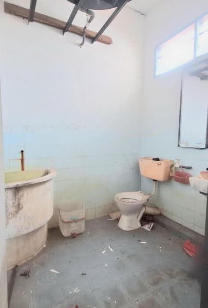 Shop / Office for Sale in Medan Kamunting Jaya (Kamunting) - Mokhtar Bin Mohamad Akhir - Bathroom - PropertyGuru.com.my