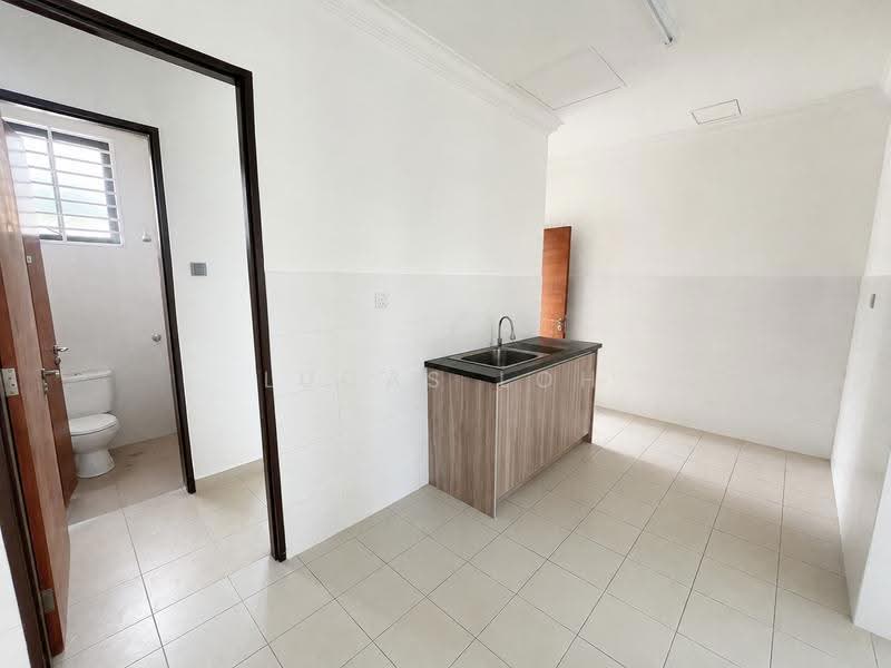 Rumah Berkembar untuk Dijual di Bandar Kinrara Seksyen 6 (Bandar Kinrara) - Lucas Loh - Bathroom - PropertyGuru.com.my