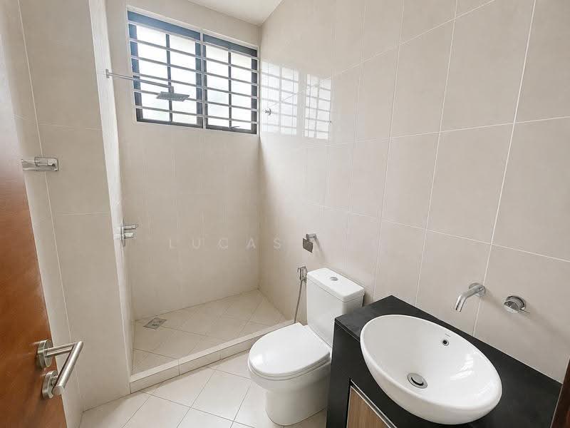 Rumah Berkembar untuk Dijual di Bandar Kinrara Seksyen 6 (Bandar Kinrara) - Lucas Loh - Bathroom - PropertyGuru.com.my