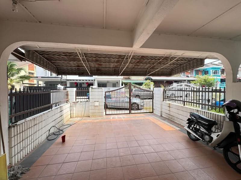 Rumah Teres 2-Tingkat untuk Dijual di Taman Universiti Indah (Seri Kembangan) - Xann Chua - Exterior - PropertyGuru.com.my