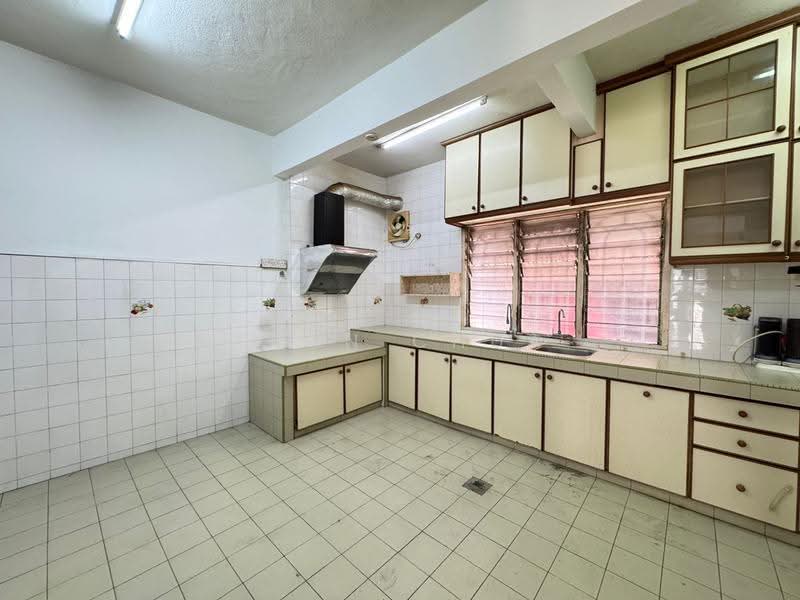 Rumah Teres 2-Tingkat untuk Dijual di Taman Universiti Indah (Seri Kembangan) - Xann Chua - Kitchen - PropertyGuru.com.my