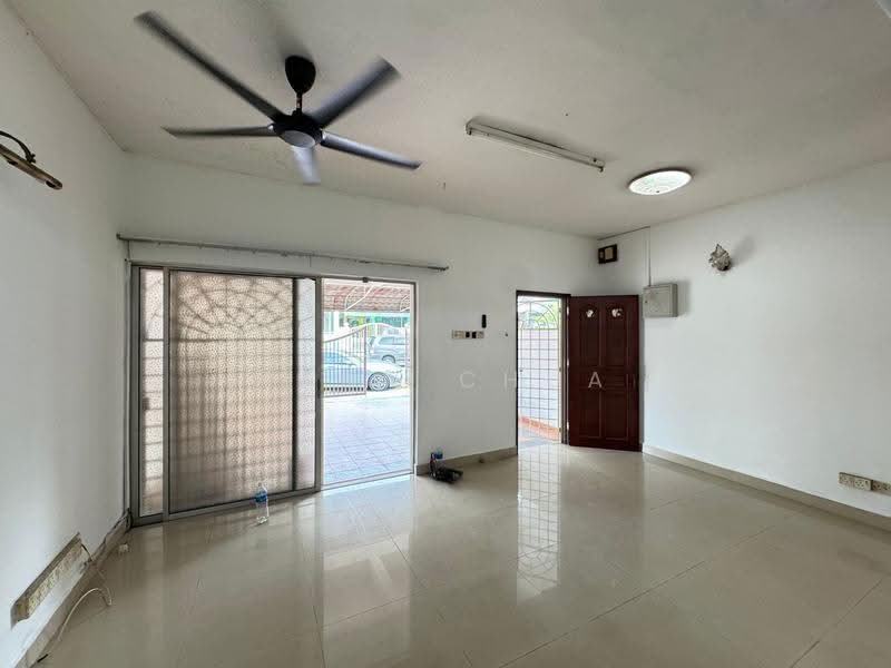 Rumah Teres 2-Tingkat untuk Dijual di Taman Universiti Indah (Seri Kembangan) - Xann Chua - Living Room - PropertyGuru.com.my
